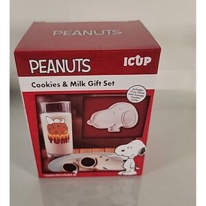 Peanuts Christmas Snoopy Cookie Cutter and Milk for Santa Glass Gift Set